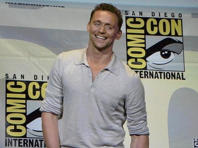 トム・ヒドルストン、ファンのラブコールに笑顔で「アイ・ラブ・ユー・トゥー」！