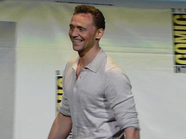 トム・ヒドルストン、ファンのラブコールに笑顔で「アイ・ラブ・ユー・トゥー」！