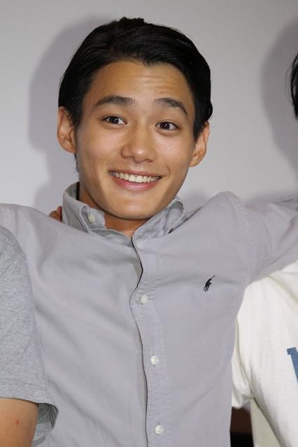 おどけた表情の野村周平