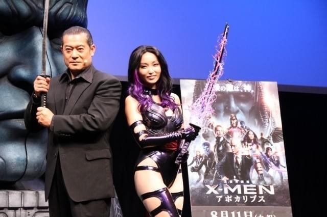 刀を持ち、X-MENに宣戦布告した