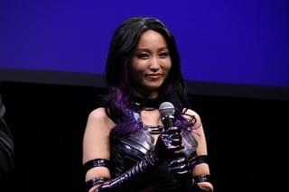 「X-MEN」声優・松平健、“部下”吉木りさの衣装がセクシーすぎて目を合わせられず？