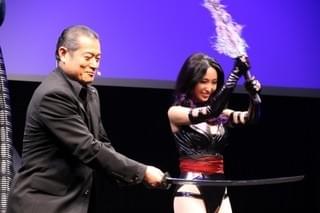 「X-MEN」声優・松平健、“部下”吉木りさの衣装がセクシーすぎて目を合わせられず？