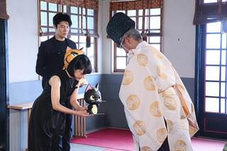 井上真央＆鈴木亮平、ペット祈願の名所・市谷亀岡八幡宮に特製招き猫奉納