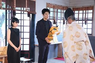 井上真央＆鈴木亮平、ペット祈願の名所・市谷亀岡八幡宮に特製招き猫奉納