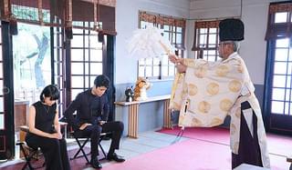 井上真央＆鈴木亮平、ペット祈願の名所・市谷亀岡八幡宮に特製招き猫奉納