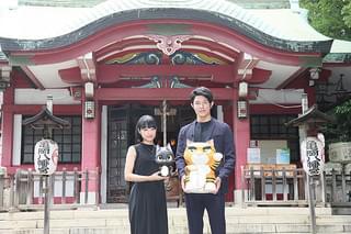 井上真央＆鈴木亮平、ペット祈願の名所・市谷亀岡八幡宮に特製招き猫奉納