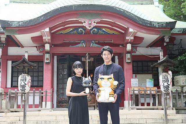 井上真央＆鈴木亮平、ペット祈願の名所・市谷亀岡八幡宮に特製招き猫奉納