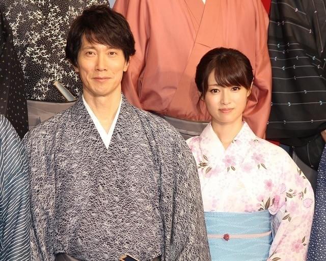 会見に出席した佐々木蔵之介と深田恭子