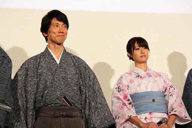 舞台挨拶に立った佐々木蔵之介と深田恭子