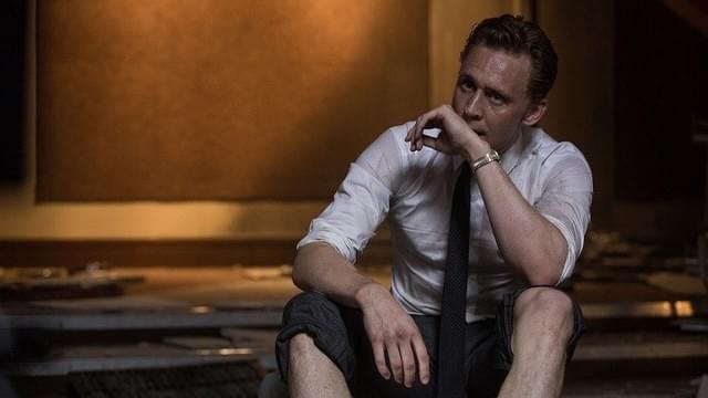 ペンキにこだわる医師を演じるトム・ヒドルストン