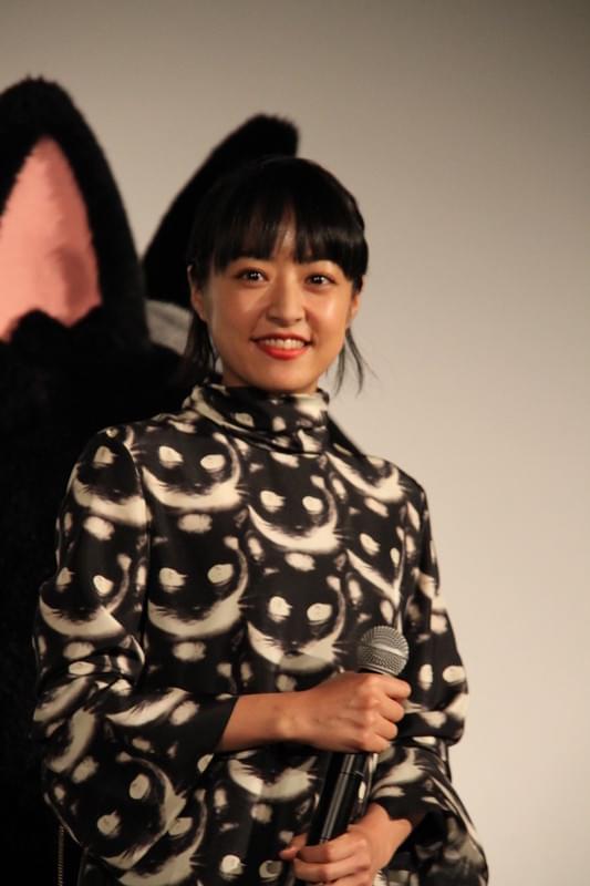 井上真央、黒猫ワンピース姿をアピールも鈴木亮平スルー