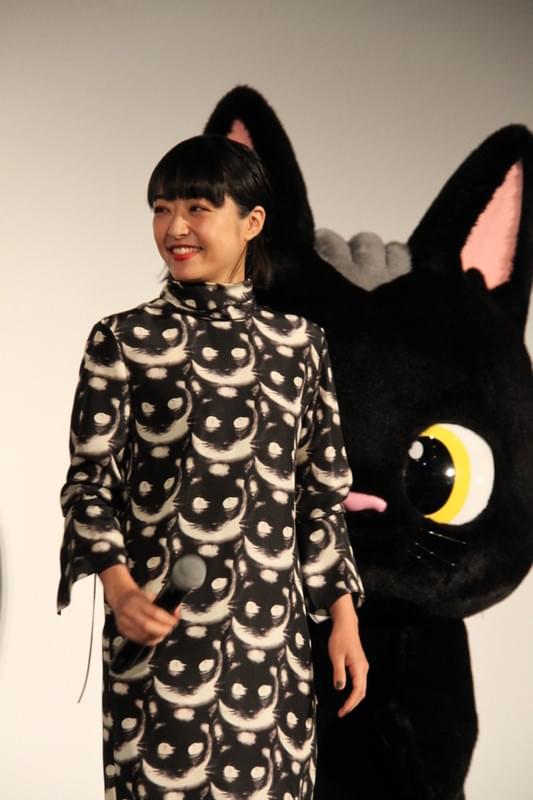 井上真央、黒猫ワンピース姿をアピールも鈴木亮平スルー