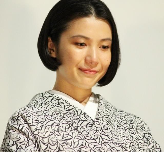 涙をこらえる村川絵梨