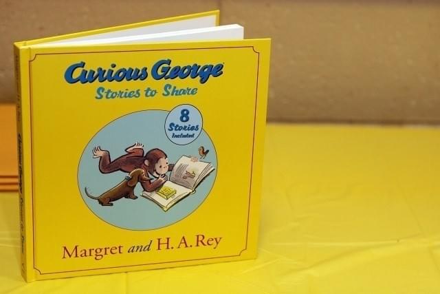 好奇心いっぱいの小猿と黄色い帽子のおじさんの冒険を描く