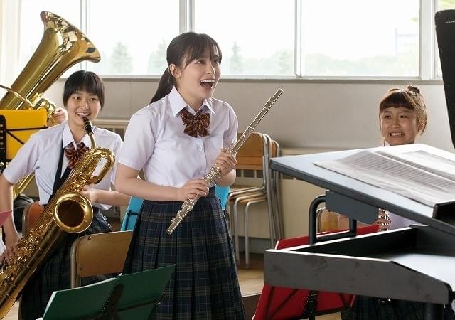 橋本環奈、フルート片手に笑顔満開！「ハルチカ」劇中カット公開＆追加キャスト発表