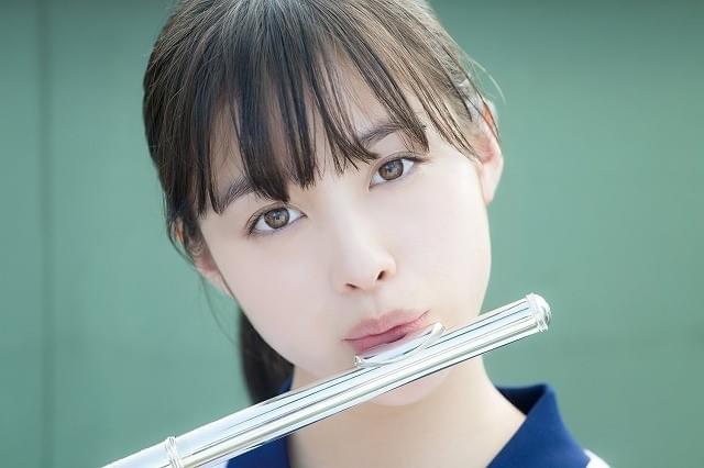 橋本環奈、フルート片手に笑顔満開！「ハルチカ」劇中カット公開＆追加キャスト発表