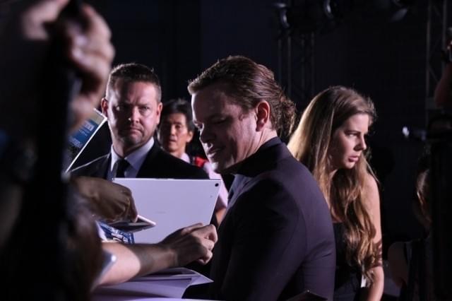 来日中のマット・デイモン、雨など気にしない“9年ぶり”の熱烈ファンサービス！