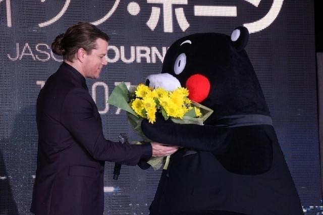 来日中のマット・デイモン、雨など気にしない“9年ぶり”の熱烈ファンサービス！