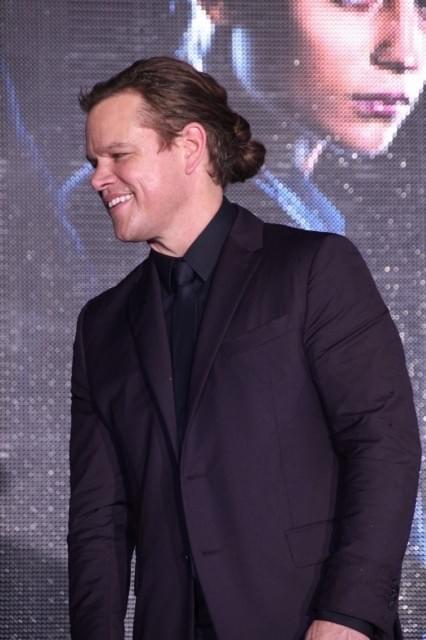 来日中のマット・デイモン、雨など気にしない“9年ぶり”の熱烈ファンサービス！