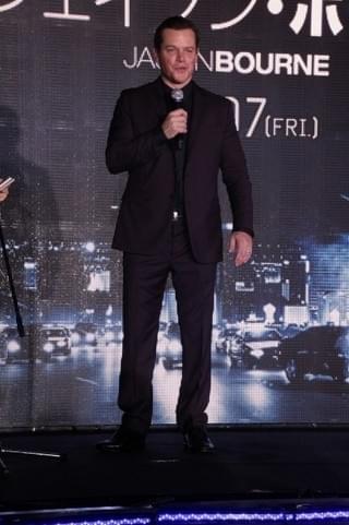 来日中のマット・デイモン、雨など気にしない“9年ぶり”の熱烈ファンサービス！