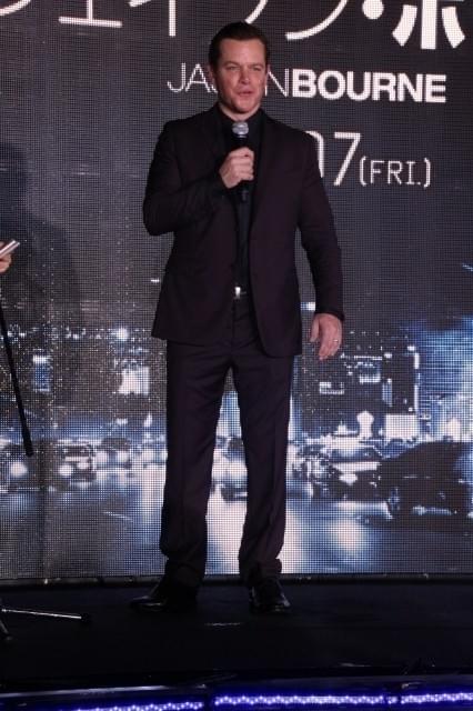 来日中のマット・デイモン、雨など気にしない“9年ぶり”の熱烈ファンサービス！