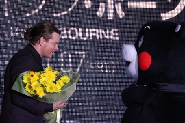 来日中のマット・デイモン、雨など気にしない“9年ぶり”の熱烈ファンサービス！