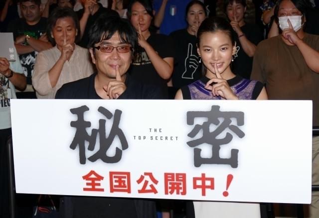 織田梨沙は謎めいた女性を演じた