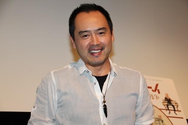 帰国して舞台挨拶に立った尾崎英二郎