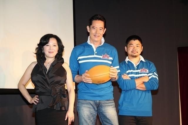 山下真司とラグビー日本代表の田中史朗選手、 主題歌「ヒーロー」を担当した麻倉未稀