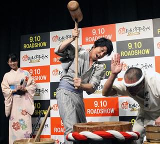 佐々木蔵之介、“超高速もちつき”に挑戦し息絶え絶えもフカキョンの「あ～ん」にご満悦