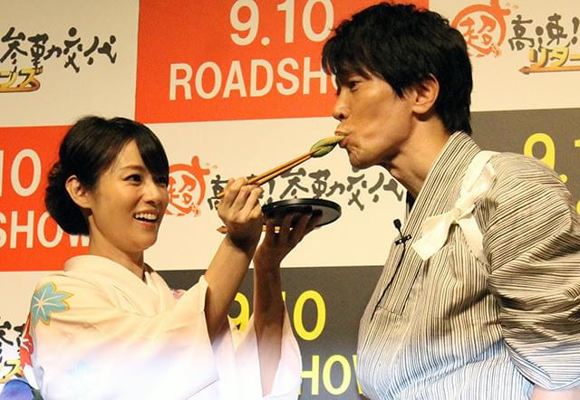 佐々木蔵之介、“超高速もちつき”に挑戦し息絶え絶えもフカキョンの「あ～ん」にご満悦