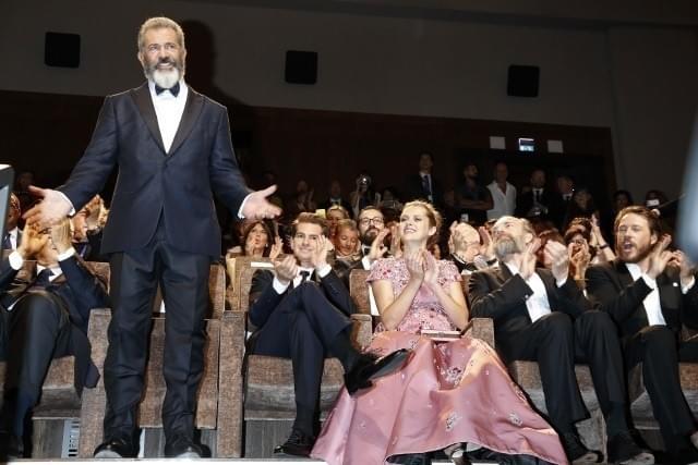 喝さいを浴びたメル・ギブソン監督