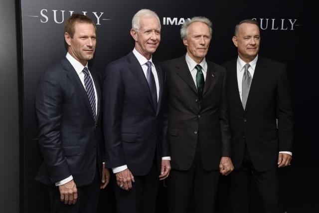 チェズレイ・“サリー”・ サレンバーガー氏（写真左から2人目）