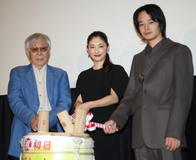 舞台挨拶を盛り上げた(左から) 東陽一監督、常盤貴子、池松壮亮