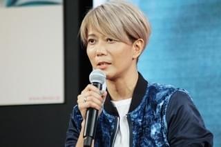 真剣佑、カープカラーの真っ赤な髪で優勝を祝福！