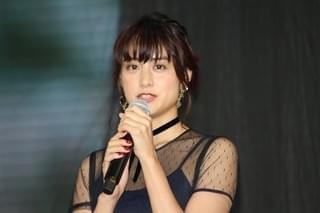 真剣佑、カープカラーの真っ赤な髪で優勝を祝福！