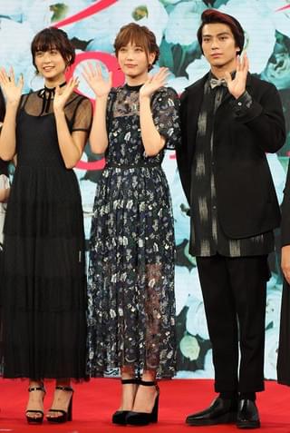 真剣佑、カープカラーの真っ赤な髪で優勝を祝福！