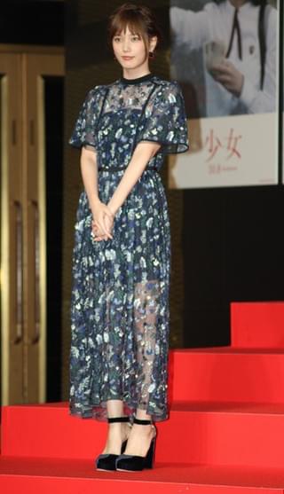 真剣佑、カープカラーの真っ赤な髪で優勝を祝福！