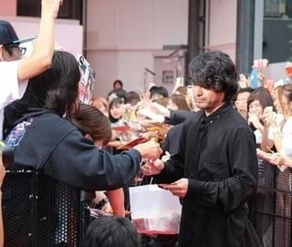 握手、サイン、撮影OK！山田孝之ら「ウシジマくん」メンバーが400人に神対応