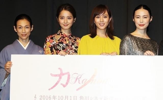 舞台挨拶に立った（左から）鈴木保奈美、 佐々木希、比嘉愛未、ミムラ