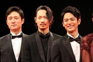 渡辺謙、李相日監督の手を取りガッツポーズ！ 綾野剛＆妻夫木聡の熱い抱擁も