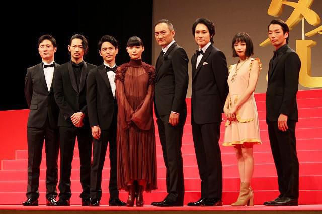 渡辺謙、李相日監督の手を取りガッツポーズ！ 綾野剛＆妻夫木聡の熱い抱擁も