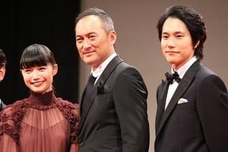 渡辺謙、李相日監督の手を取りガッツポーズ！ 綾野剛＆妻夫木聡の熱い抱擁も