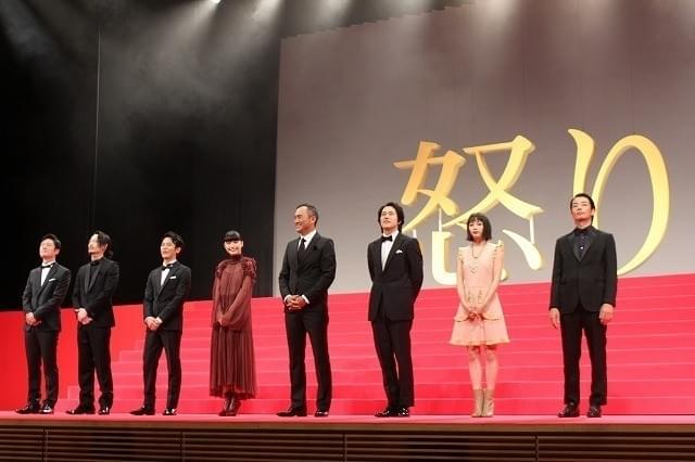 渡辺謙、李相日監督の手を取りガッツポーズ！ 綾野剛＆妻夫木聡の熱い抱擁も