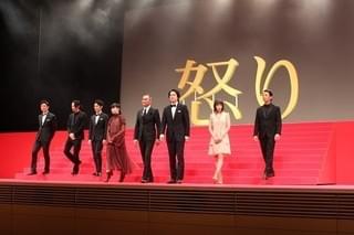 渡辺謙、李相日監督の手を取りガッツポーズ！ 綾野剛＆妻夫木聡の熱い抱擁も