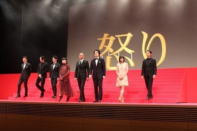 渡辺謙、李相日監督の手を取りガッツポーズ！ 綾野剛＆妻夫木聡の熱い抱擁も