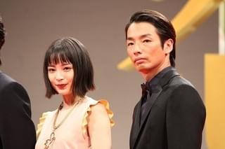 渡辺謙、李相日監督の手を取りガッツポーズ！ 綾野剛＆妻夫木聡の熱い抱擁も