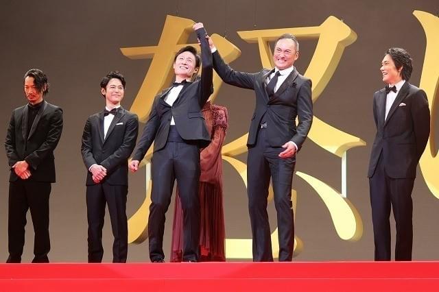 李相日監督の手を取りガッツポーズ を決めた渡辺謙