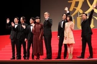 渡辺謙、李相日監督の手を取りガッツポーズ！ 綾野剛＆妻夫木聡の熱い抱擁も