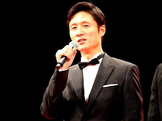 渡辺謙、李相日監督の手を取りガッツポーズ！ 綾野剛＆妻夫木聡の熱い抱擁も